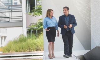 Picture of Alfred Hermida and Mary Lynn Young talking